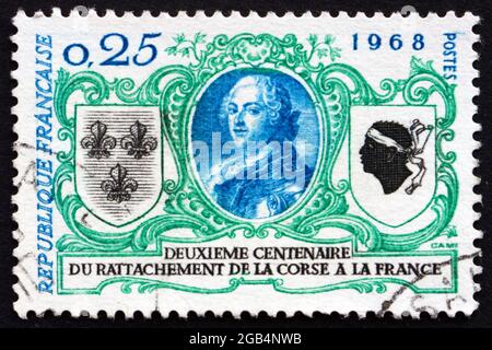 FRANKREICH - UM 1968: Eine in Frankreich gedruckte Briefmarke zeigt Louis XV und Wappen von Frankreich und Korsika, 200. Jahrestag der Rückkehr Korsikas nach Frankreich, CI Stockfoto