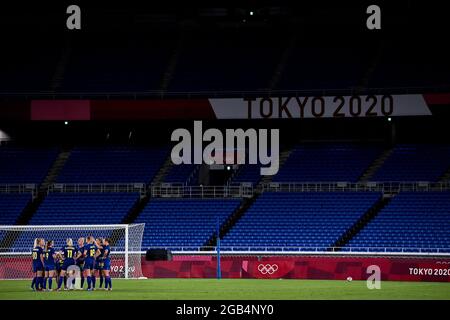 YOKOHAMA, JAPAN - 2. AUGUST: Sofia Jakobsson aus Schweden, Kosovare Asllani aus Schweden, Stina Blackstenius aus Schweden, Caroline Seger aus Schweden, Fridolina Rolfo aus Schweden, Nathalie Bjorn aus Schweden und Magdalena Eriksson aus Schweden während des Halbfinalmatches der Olympischen Fußballturniere von Tokio 2020 zwischen Australien und Schweden im Internationalen Stadion Yokohama am 2. August 2021 in Yokohama, Japan (Foto: Pablo Morano/Orange Picics) Stockfoto