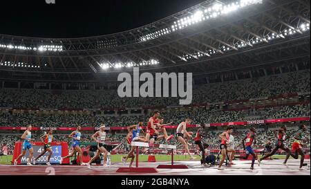 (210802) -- TOKIO, 2. August 2021 (Xinhua) -- Athleten treten während des Hindernisfinales der Männer über 3000 m bei den Olympischen Spielen 2020 in Tokio, Japan, am 2. August 2021 an. (Xinhua/Li Gang) Stockfoto