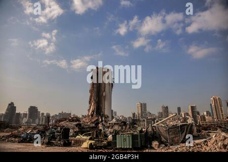 24. Juli 2021, Libanon, Beirut: Ein Bild, das am 2. August 2021 zur Verfügung gestellt wurde, zeigt verstreute eiserne, verworrene Container und zerstörte Autos, die am verwüsteten Getreidesilo im Hafen von Beirut liegen, fast ein Jahr nach der massiven Explosion des Hafens von Beirut im August 2020. Am 04. August 2020 ging eine große Menge Ammoniumnitrat, die im Hafen von Beirut gelagert wurde, los, wobei mindestens 218 Menschen getötet und 7,500 weitere verletzt wurden. Foto: Marwan Naamani/dpa Stockfoto