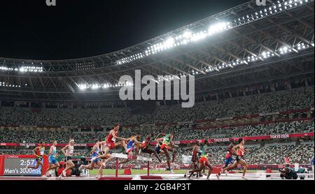 (210802) -- TOKIO, 2. August 2021 (Xinhua) -- Athleten treten während des Hindernisfinales der Männer über 3000 m bei den Olympischen Spielen 2020 in Tokio, Japan, am 2. August 2021 an. (Xinhua/Li Gang) Stockfoto