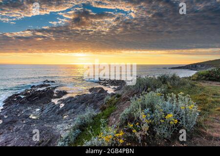 Ein wunderschöner, farbenfroher Sonnenuntergang über Little Fistral an der Küste von Newquay in Cornwall. Stockfoto