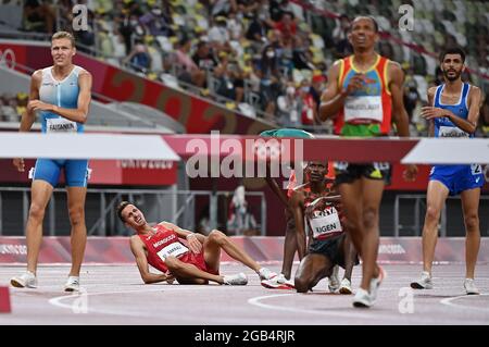 Tokio, Japan. August 2021. Soufiane El Bakkali (2. L) aus Marokko reagiert nach dem 3000-m-Hindernisfinale der Männer bei den Olympischen Spielen 2020 in Tokio, Japan, am 2. August 2021. Quelle: Jia Yuchen/Xinhua/Alamy Live News Stockfoto