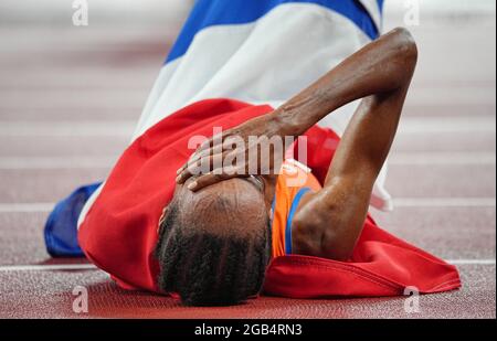 Tokio, Japan. August 2021. Leichtathletik: Olympische Spiele, 5000 m, Frauen, Finale, im Olympiastadion. Sifan Hassan aus den Niederlanden jubelt im Ziel. Quelle: Michael Kappeler/dpa/Alamy Live News Stockfoto