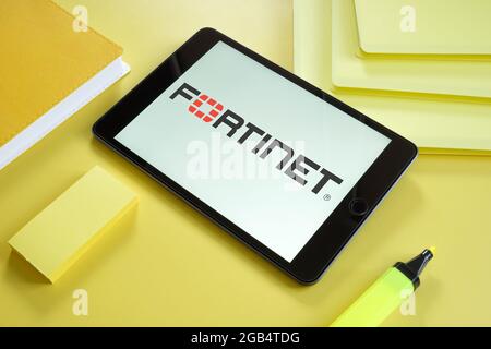 KIEW, UKRAINE - 30. Juni 2021. Fortinet-Logo auf dem Smartphone. Stockfoto