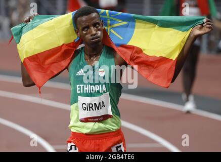 Der Äthiopier Lamecha Girma feiert am Montag, den 2. August 2021, beim Steeplechase-Finale der Männer über 3000 m im Olympiastadion im Rahmen der Olympischen Sommerspiele 2020 in Tokio, Japan, seinen Silbermedaillenrang mit einer Zeit von 8:10.38. Foto von Tasos Katopodis/UPI Stockfoto