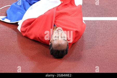 Tokio, Japan. August 2021. Leichtathletik: Olympische Spiele, 5000 m, Frauen, Finale, im Olympiastadion. Sifan Hassan aus den Niederlanden jubelt im Ziel. Quelle: Oliver Weiken/dpa/Alamy Live News Stockfoto