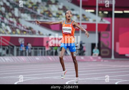 Tokio, Japan. August 2021. Leichtathletik: Olympische Spiele, 5000 m, Frauen, Finale, im Olympiastadion. Sifan Hassan aus den Niederlanden jubelt im Ziel. Quelle: Michael Kappeler/dpa/Alamy Live News Stockfoto