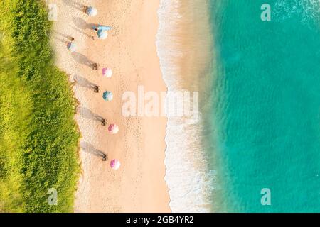 Luftdrohne Draufsicht Menge von glücklichen Menschen entspannen am tropischen Strand mit Sonnenuntergang in Phuket, Thailand, ist der schöne Phuket Strand berühmt Touristendestinat Stockfoto