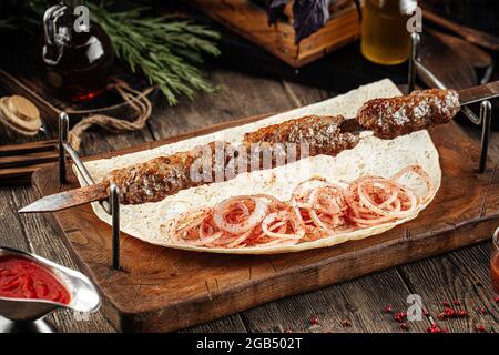 Kaukasisches Rindfleisch, Lyulya, Kebab mit marinierten Zwiebeln Stockfoto