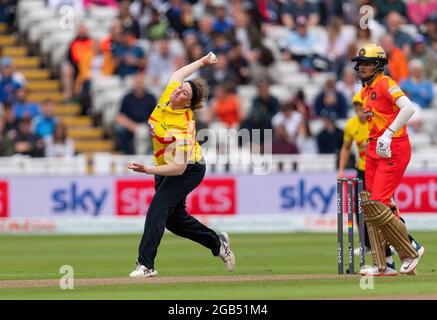 Sammy-Jo Johnson von Trent Rockets bowlen gegen Birmingham Phoenix in den Hundert Stockfoto