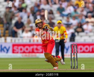 Issy Wong von Birmingham Phoenix, der sich gegen Trent Rockets in den Hundert geschlagen hat Stockfoto