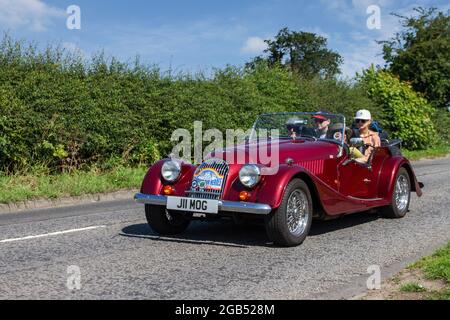 1994 90s Neunzigers Red Morgan 4/4 4 Speed manual 1994cc Cabrio auf dem Weg zur Capesthorne Hall classic July Car Show, Cheshire, UK Stockfoto