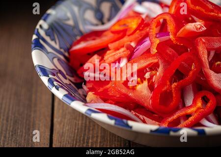 Usbekischer Achichuk-Salat mit Tomaten und Pfeffer Stockfoto