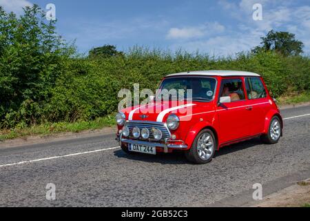 1998 90s, Red Rover Mini John Cooper 1, 4-Gang-Schaltgetriebe, 1275 ccm Benziner 2dr auf dem Weg zur Capesthorne Hall Classic Car Show im Juli, Ceshire, Großbritannien Stockfoto