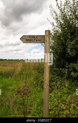 Holzpfosten mit öffentlichem Reitweg in der Landschaft von Norfolk Stockfoto