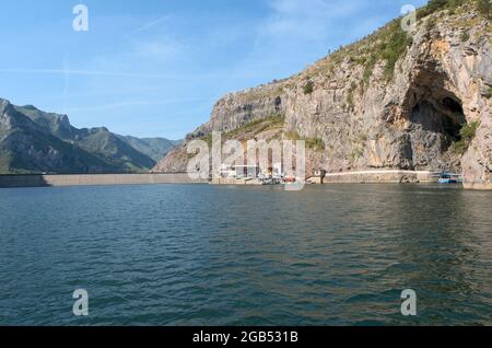 Der Koman-See im Norden Albaniens, Staudamm und Terminal für die Fährschiffe, startete von Fierze aus Stockfoto