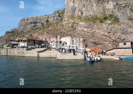 Der Koman-See im Norden Albaniens, Staudamm und Terminal für die Fährschiffe, startete von Fierze aus Stockfoto