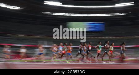 Tokio, Japan. August 2021. Athleten treten beim 5000-m-Finale der Frauen bei den Olympischen Spielen 2020 in Tokio, Japan, am 2. August 2021 an. Quelle: Jia Yuchen/Xinhua/Alamy Live News Stockfoto