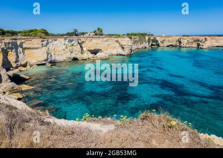 Torre Sant Andrea, Küste des Salento, Apulien, Italien. Faraglioni Melendugno. Schöne Aussicht mit Küstenklippen in Apulien. Blau türkis gesättigtes klares Wasser. Heller Sommertag. Keine Personen. Stockfoto