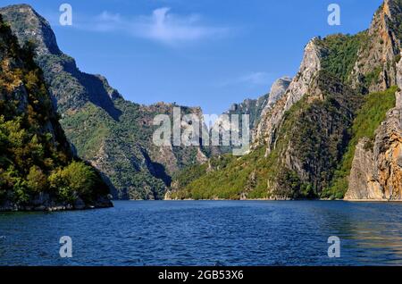 Natur Albaniens malerische Aussicht auf die albanischen Berge und den Koman-See von der Fähre aus Stockfoto