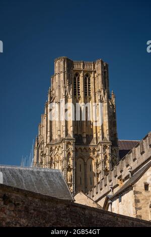 Die Türme der Westfront der Kathedrale von Wells, vom Stadtzentrum aus gesehen, Somerset, Großbritannien Stockfoto