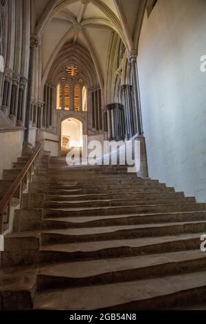 Eine abgenutzte Steintreppe im Chapter House of Wells Cathedral, Somerset, Großbritannien Stockfoto