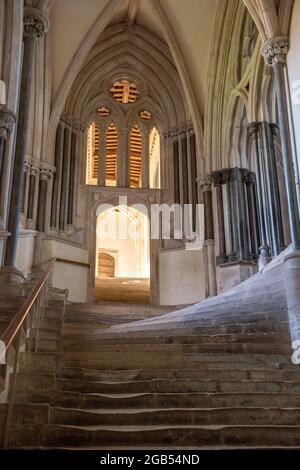 Eine abgenutzte Steintreppe im Chapter House of Wells Cathedral, Somerset, Großbritannien Stockfoto