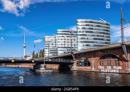 Trias aka Triassic Towers ist ein dreiteiliger Gebäudekomplex am Nordufer der Spree in Mitte-Berlin Architekten Lucia Beringer & Gunther Wawrik, Stockfoto