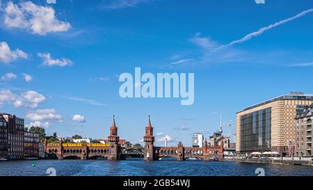 Oberbaumbrücke, Oberbaumbrücke über die Spree, die Brücke verbindet Kreuzberg mit Friedrichshain.in Berlin Stockfoto