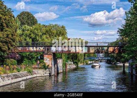 Kreuzberg-Berlin, Görlitzer Park die Fußgängerbrücke über den Landwehrkanal verbindet den Görlitzer Park und alt-Treptow und ist Teil der ehemaligen Eisenbahnbrücke Stockfoto