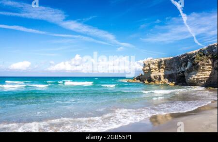 Der Punticeddha Strand oder Spiaggia Punticeddha von Sant'Andrea, Adriaküste Salento, Apulien, Italien. Schöne sandige Küste von Apulien mit blauem Wasser, Klippen an einem Sommertag. Keine Personen Stockfoto