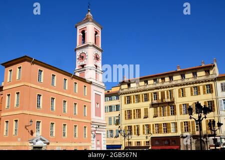 Frankreich, französische riviera, der Palast von Rusca wurde 177 als Barraken erbaut, heute ist er Sitz des Hofes, in der Nähe ist der Uhrenturm. Stockfoto