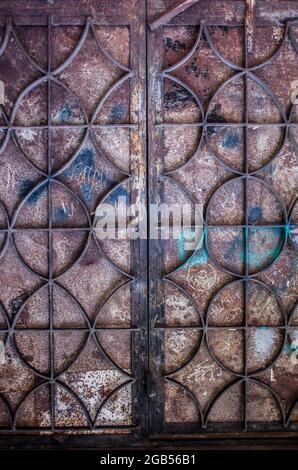 Altes Metallgitter mit malerischem Rost. Hintergrundbilder von Grunge Fotos. Stockfoto