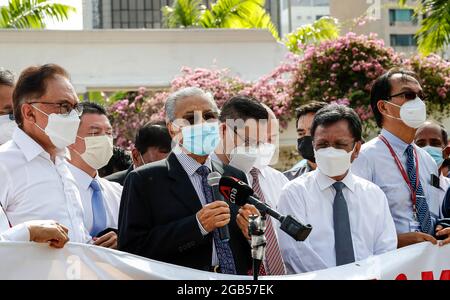 Kuala Lumpur, Malaysia. August 2021. Der malaysische ehemalige Premierminister Mahathir Mohamad (L-2) und Anwar Ibrahim (L-1) sprechen während eines Protestes mit den Medien.die Gesetzgeber der malaysischen Opposition marschierten auf das parlamentsgebäude in Kuala Lumpur zu, um Premierminister Muhyiddin Yassin und das Kabinett zum Rücktritt zu auffordern. Kredit: SOPA Images Limited/Alamy Live Nachrichten Stockfoto