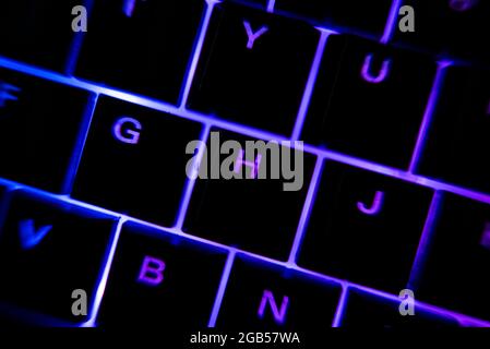 Beleuchtete Tastatur im Dunkeln Stockfoto