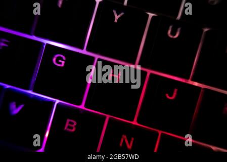 Beleuchtete Tastatur im Dunkeln Stockfoto