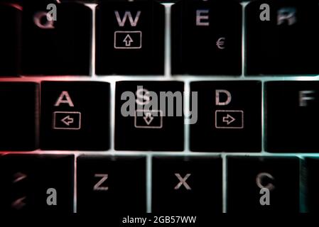Beleuchtete Tastatur im Dunkeln Stockfoto