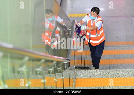 (210802) -- CHANGSHA, 2. August 2021 (Xinhua) -- EIN Mitarbeiter desinfiziert einen Handlauf an der Machang U-Bahnstation in Changsha, der zentralchinesischen Provinz Hunan, 2. August 2021. Um das jüngste Wiederaufleben von COVID-19 einzudämmen, hat die Changsha Metro Group die Maßnahmen zur Prävention und Kontrolle von Epidemien verstärkt, um den Passagieren eine sichere Reise zu ermöglichen, indem die Desinfektionshäufigkeit öffentlicher Kontakteinrichtungen erhöht und strengere Maßnahmen zur Bekämpfung von Epidemien wie Maskenverschleiß, Temperaturmessung und Überprüfung des Gesundheitscodes eingeführt werden. Isolationsbereiche sind für Menschen mit hoher Körpertemperatur und Pas eingestellt Stockfoto