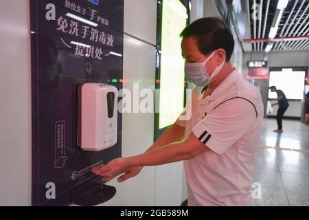 (210802) -- CHANGSHA, 2. August 2021 (Xinhua) -- EIN Passagier desinfiziert Hände mit antibakteriellem Gel an der Machang U-Bahnstation in Changsha, der zentralchinesischen Provinz Hunan, 2. August 2021. Um das jüngste Wiederaufleben von COVID-19 einzudämmen, hat die Changsha Metro Group die Maßnahmen zur Prävention und Kontrolle von Epidemien verstärkt, um den Passagieren eine sichere Reise zu ermöglichen, indem die Desinfektionshäufigkeit öffentlicher Kontakteinrichtungen erhöht und strengere Maßnahmen zur Bekämpfung von Epidemien wie Maskenverschleiß, Temperaturmessung und Überprüfung des Gesundheitscodes eingeführt werden. Isolationsbereiche sind für Menschen mit hohem körpertemperatur eingerichtet Stockfoto