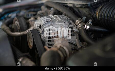 Automotor Lichtmaschine Detail in einer mechanischen Werkstatt Stockfoto