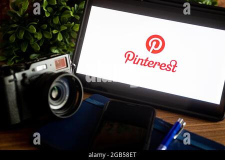 In dieser Abbildung ist ein Pinterest-Logo auf einem Tablet zu sehen. Stockfoto