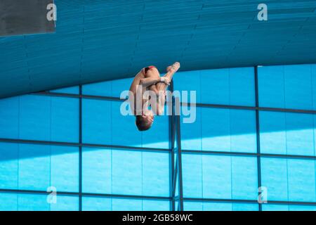 Der russische Taucher Viktor Minibaev, Tuck, taucht von der 10-m-Plattform bei den European Diving Championships 2016, London, Großbritannien Stockfoto