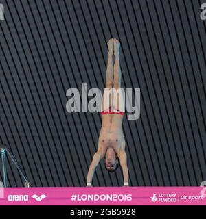 Der russische Taucher Viktor Minibaev taucht von der 10 m Plattform bei den European Diving Championships 2016, London, UK Stockfoto