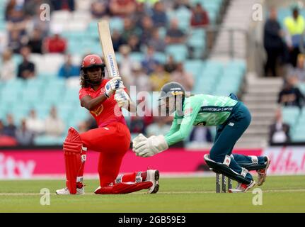 Hayley Matthews von Welsh Fire schlägt beim Hundertkampf im Kia Oval in London. Bilddatum: Montag, 2. August 2021. Stockfoto