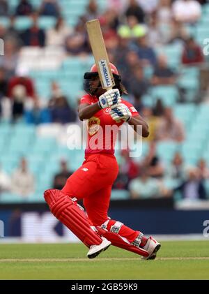 Hayley Matthews von Welsh Fire schlägt beim Hundertkampf im Kia Oval in London. Bilddatum: Montag, 2. August 2021. Stockfoto