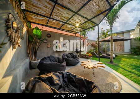 Canggu, Bali, Indonesien, 20. Oktober 2019. Garten Oder Garten Pavillon Im Freien Mit Pergola, Kamin Und Grill Zum Kochen Essen. Sommerfest Stockfoto