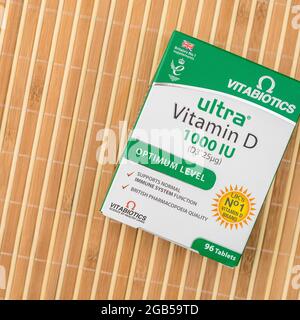 Box mit Vitabiotics Vitamin D 3 Tabletten. Genannt Sunshine Vit. D ist wichtig bei der Ernährung und starkem Sonnenmangel (Lockdown?) Kann zu Mängeln führen Stockfoto