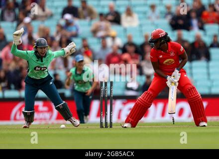 Hayley Matthews von Welsh Fire wird vom Dane van Niekerk von Oval Invincibles während des 100-Matches beim Kia Oval in London herausgeklobt. Bilddatum: Montag, 2. August 2021. Stockfoto