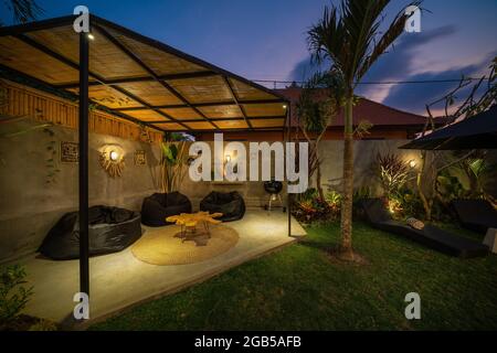 Canggu, Bali, Indonesien, 20. Oktober 2019. Garten Oder Garten Pavillon Im Freien Mit Pergola, Kamin Und Grill Zum Kochen Essen. Sommerfest Stockfoto